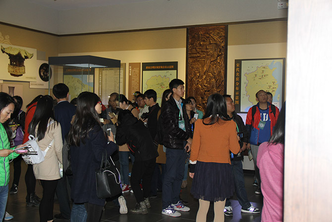 网络媒体记者参观吉州窑博物馆