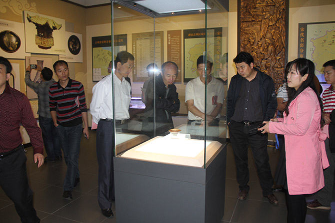 广西北海农工部人员参观吉州窑博物馆