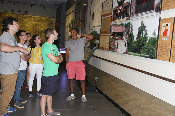 德国游客参观吉州窑博物馆